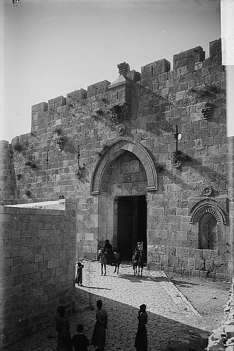 Сионские ворота (предположительно 1898 г.)  Фотография была озаглавлена «Иерусалим» без дальнейших подробностей.  Фотографический отдел Американской колонии был создан в 1898 году, но его основатель, Илия Мейер, активно занимался фотографией и до его образования.